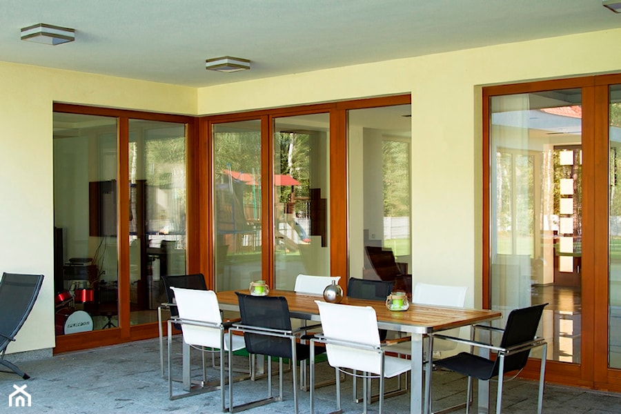 Okna - Średni z meblami ogrodowymi taras z tyłu domu, styl nowoczesny - zdjęcie od Stolbud Włoszczowa S.A./Grupa Koronea
