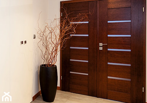 Drzwi wewnętrzne - Mały beżowy hol / przedpokój, styl tradycyjny - zdjęcie od Stolbud Włoszczowa S.A./Grupa Koronea