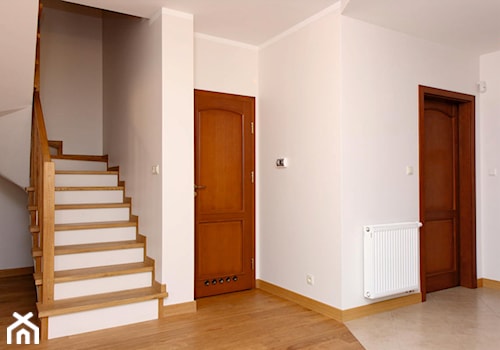 Drzwi wewnętrzne - Schody zabiegowe wachlarzowe drewniane betonowe, styl tradycyjny - zdjęcie od Stolbud Włoszczowa S.A./Grupa Koronea