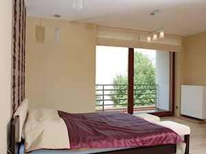 Okna - Średnia beżowa sypialnia z balkonem / tarasem, styl minimalistyczny - zdjęcie od Stolbud Włoszczowa S.A./Grupa Koronea
