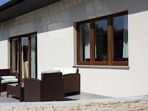 Okna - Średni z meblami ogrodowymi taras z tyłu domu, styl tradycyjny - zdjęcie od Stolbud Włoszczowa S.A./Grupa Koronea