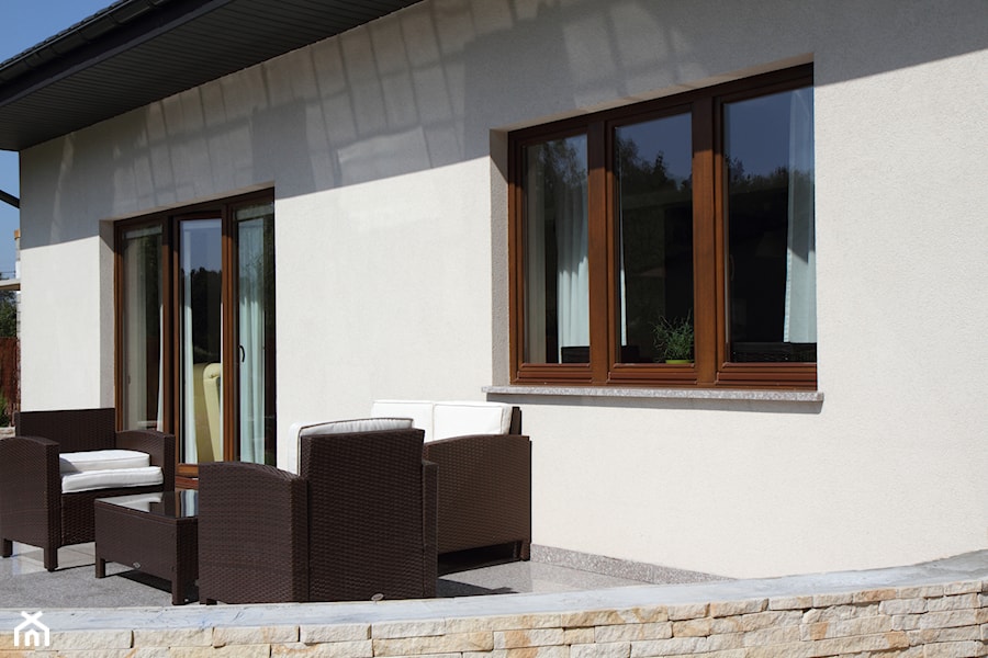 Okna - Średni z meblami ogrodowymi taras z tyłu domu, styl tradycyjny - zdjęcie od Stolbud Włoszczowa S.A./Grupa Koronea