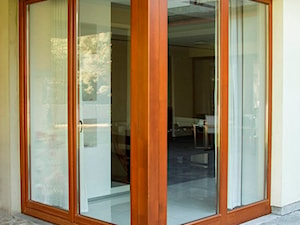 Okna - Mały średni z podłogą z kostki brukowej taras z tyłu domu - zdjęcie od Stolbud Włoszczowa S.A./Grupa Koronea