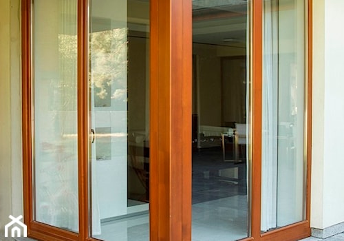 Okna - Mały średni z podłogą z kostki brukowej taras z tyłu domu - zdjęcie od Stolbud Włoszczowa S.A./Grupa Koronea