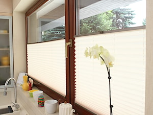 Okna - Beżowa z nablatowym zlewozmywakiem kuchnia jednorzędowa z oknem, styl tradycyjny - zdjęcie od Stolbud Włoszczowa S.A./Grupa Koronea