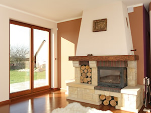 Okna - Mały brązowy salon, styl tradycyjny - zdjęcie od Stolbud Włoszczowa S.A./Grupa Koronea