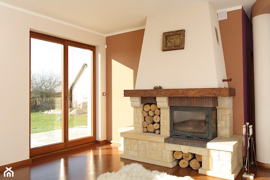 Okna - Mały brązowy salon, styl tradycyjny - zdjęcie od Stolbud Włoszczowa S.A./Grupa Koronea