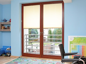 Okna - Mały niebieski pokój dziecka dla dziecka dla nastolatka dla chłopca dla dziewczynki, styl minimalistyczny - zdjęcie od Stolbud Włoszczowa S.A./Grupa Koronea