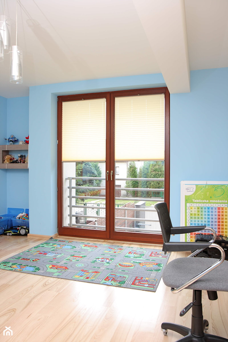 Okna - Mały niebieski pokój dziecka dla dziecka dla nastolatka dla chłopca dla dziewczynki, styl minimalistyczny - zdjęcie od Stolbud Włoszczowa S.A./Grupa Koronea