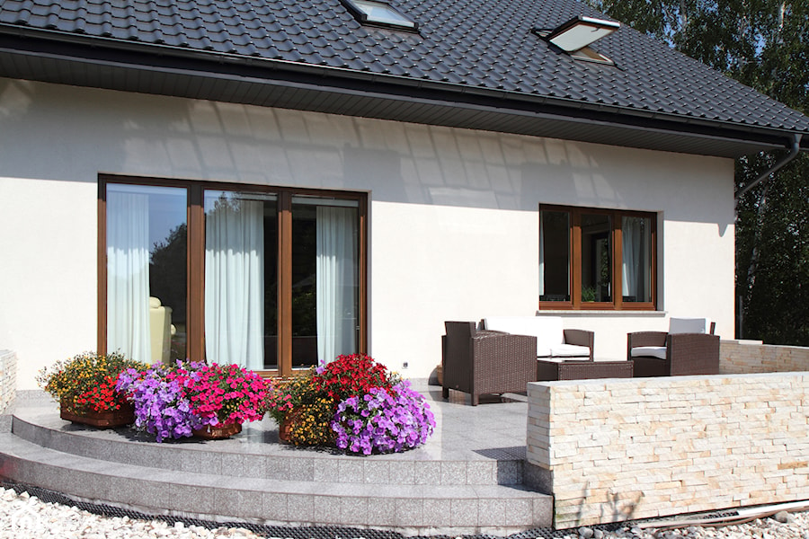Okna - Średni z meblami ogrodowymi z donicami na kwiaty taras z tyłu domu, styl tradycyjny - zdjęcie od Stolbud Włoszczowa S.A./Grupa Koronea