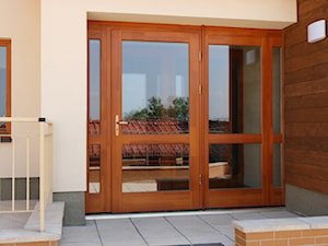 Drzwi zewnętrzne - Domy tradycyjne, styl tradycyjny - zdjęcie od Stolbud Włoszczowa S.A./Grupa Koronea