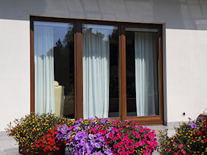 Okna - Średni z donicami na kwiaty taras z tyłu domu, styl tradycyjny - zdjęcie od Stolbud Włoszczowa S.A./Grupa Koronea