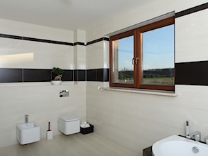 Okna - Duża łazienka z oknem, styl tradycyjny - zdjęcie od Stolbud Włoszczowa S.A./Grupa Koronea