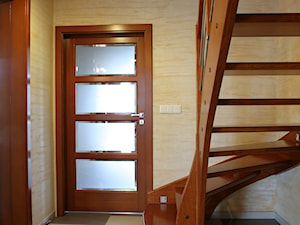 Drzwi wewnętrzne - Schody jednobiegowe zabiegowe drewniane, styl tradycyjny - zdjęcie od Stolbud Włoszczowa S.A./Grupa Koronea