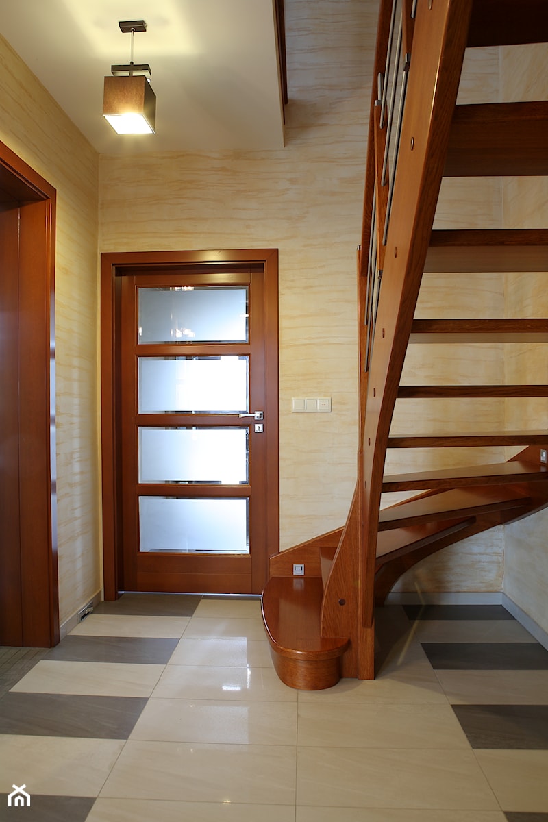 Drzwi wewnętrzne - Schody jednobiegowe zabiegowe drewniane, styl tradycyjny - zdjęcie od Stolbud Włoszczowa S.A./Grupa Koronea