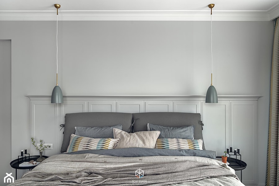 MIESZKANIE W SILVER HOUSE I GDYNIA - KONKURS - Średnia biała szara sypialnia, styl skandynawski - zdjęcie od LOFT Magdalena Adamus