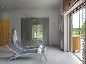 DOM TUŻ ZA MIASTEM - Duża jako pokój kąpielowy z punktowym oświetleniem łazienka z oknem, styl nowoczesny - zdjęcie od LOFT Magdalena Adamus