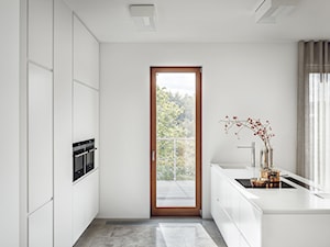 MIESZKANIE I GDYNIA - Średnia otwarta z kamiennym blatem biała z zabudowaną lodówką z podblatowym zlewozmywakiem kuchnia dwurzędowa z oknem, styl minimalistyczny - zdjęcie od LOFT Magdalena Adamus