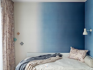 MIESZKANIE W SILVER HOUSE I GDYNIA - KONKURS - Mały szary niebieski pokój dziecka dla nastolatka dla chłopca dla dziewczynki, styl skandynawski - zdjęcie od LOFT Magdalena Adamus
