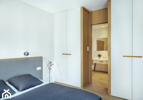 MIESZKANIE I GARNIZON - Mała biała sypialnia z łazienką - zdjęcie od LOFT Magdalena Adamus