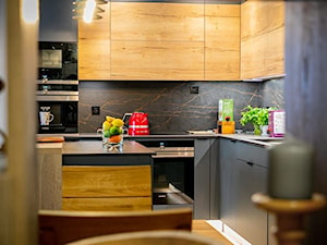 Kuchnia w szarości z drewnem - Kuchnia, styl nowoczesny - zdjęcie od Drewland Pracownia Mebli