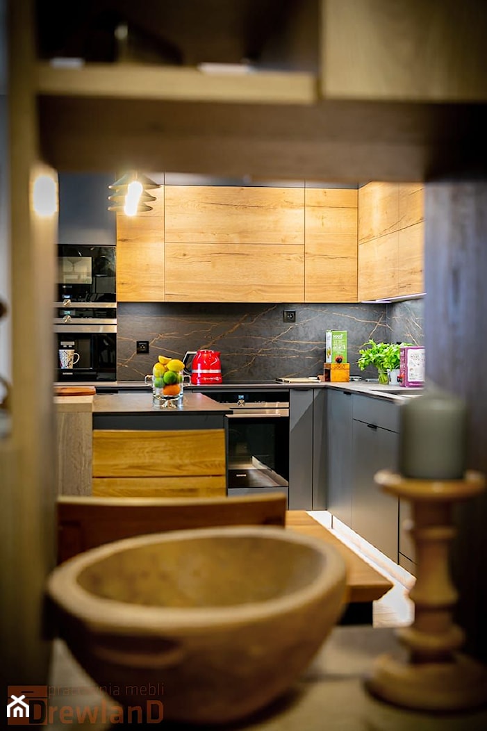 Kuchnia w szarości z drewnem - Kuchnia, styl nowoczesny - zdjęcie od Drewland Pracownia Mebli - Homebook