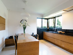 Dębowa, nowoczesna realizacja kuchenna - Duża z salonem biała czarna z podblatowym zlewozmywakiem kuchnia jednorzędowa - zdjęcie od Kuchnie Bogaccy