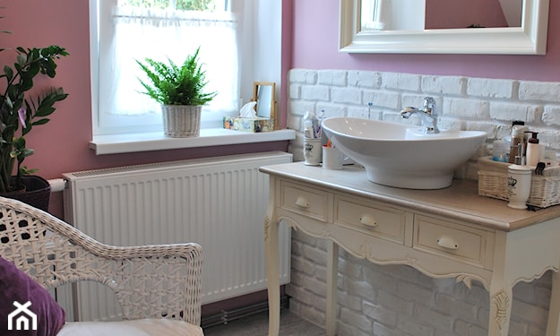 łazienka w stylu prowansalskim na poddaszu, drewniana podłoga, stolik na ozdobnych nóżkach