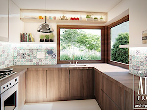 APS 275 - Średnia zamknięta szara z zabudowaną lodówką z nablatowym zlewozmywakiem kuchnia w kształcie litery u z oknem - zdjęcie od ARCHIprojekt Najlepsze Projekty Domów