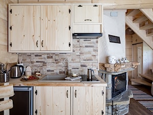 Chata przy Dolinie (Zakohome) - Mała otwarta z salonem biała szara z zabudowaną lodówką z lodówką wolnostojącą z nablatowym zlewozmywakiem kuchnia jednorzędowa z oknem z marmurem nad blatem kuchennym, styl nowoczesny - zdjęcie od Homebook.pl