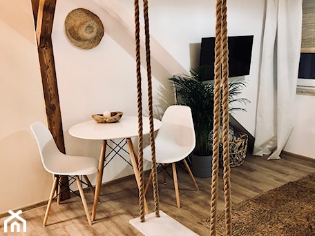 Aranżacje wnętrz - Salon: Apartament Siargao - Mały szary salon z jadalnią - Homebook.pl. Przeglądaj, dodawaj i zapisuj najlepsze zdjęcia, pomysły i inspiracje designerskie. W bazie mamy już prawie milion fotografii!