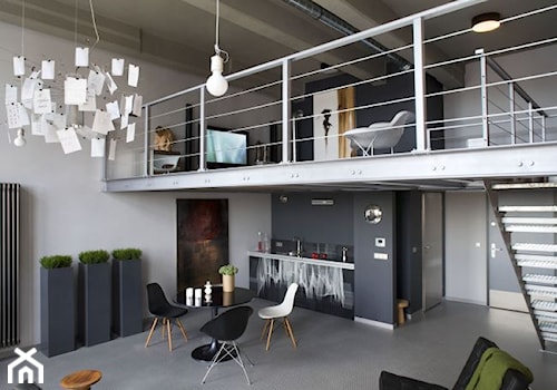 Średni biały szary salon z kuchnią z jadalnią z antresolą, styl industrialny - zdjęcie od Homebook.pl