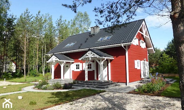 czerwony dom z białą werandą