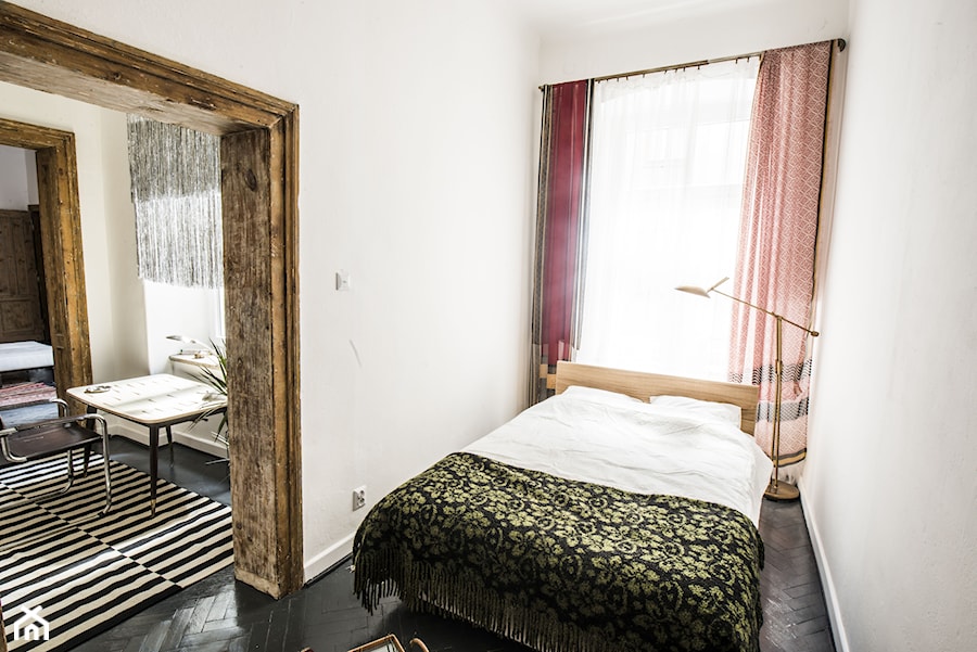Apartament w Łodzi - Mała biała sypialnia, styl nowoczesny - zdjęcie od Homebook.pl