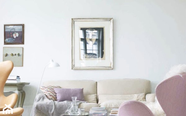 kremowa sofa, lustro ze srebrną ramą, różowy fotel