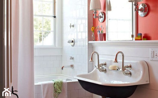 czerwona ściana nad umywalką, zasłona prysznicowa, białe płytki łazienkowe