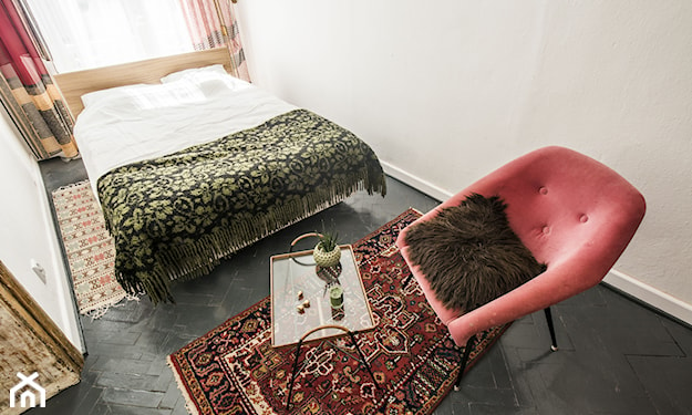 eklektyczna sypialnia z wzorzystą narzutą i dywanem