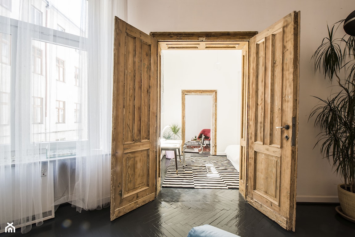 drewniane drzwi w eklektycznym apartamencie w kamienicy