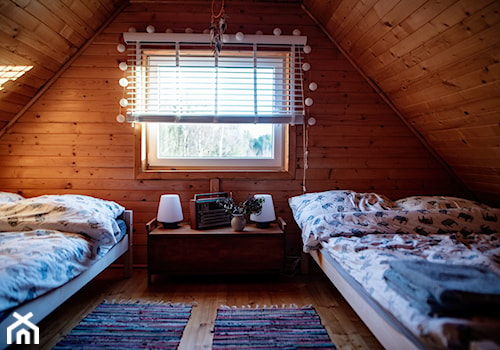 Sosnowy domek z kominkiem - Mała sypialnia na poddaszu - zdjęcie od Homebook.pl