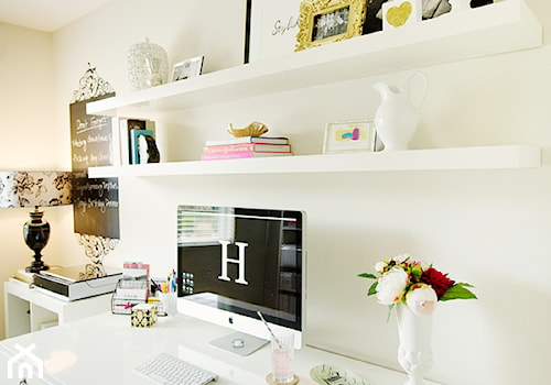 Małe białe biuro, styl skandynawski - zdjęcie od Homebook.pl