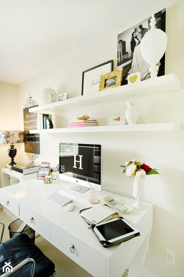 Małe białe biuro, styl skandynawski - zdjęcie od Homebook.pl