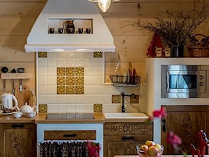 Osada Maruszyna – domek góralski - Średnia zamknięta biała z zabudowaną lodówką z lodówką wolnostojącą z nablatowym zlewozmywakiem kuchnia jednorzędowa, styl tradycyjny - zdjęcie od Homebook.pl