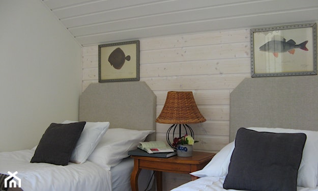 sypialnia pod skosami w drewnianym domu w górach
