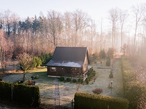 Sosnowy domek z kominkiem - Ogród - zdjęcie od Homebook.pl