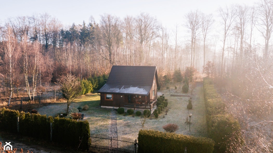 Sosnowy domek z kominkiem - Ogród - zdjęcie od Homebook.pl - Homebook