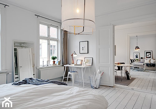 Duża biała z biurkiem sypialnia, styl skandynawski - zdjęcie od Homebook.pl