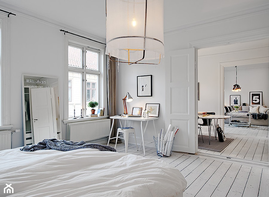 Duża biała z biurkiem sypialnia, styl skandynawski - zdjęcie od Homebook.pl