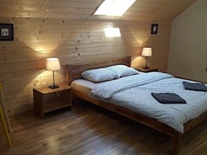 Skandynawski domek Jezioro i Las - Średnia biała sypialnia na poddaszu, styl skandynawski - zdjęcie od Homebook.pl