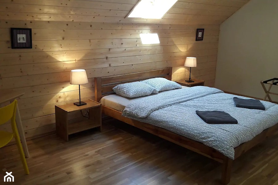 Skandynawski domek Jezioro i Las - Średnia biała sypialnia na poddaszu, styl skandynawski - zdjęcie od Homebook.pl