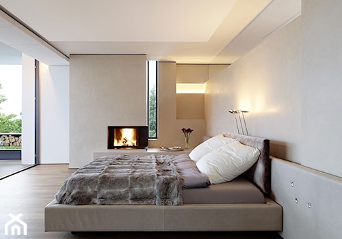 Duża beżowa biała sypialnia na antresoli z balkonem / tarasem, styl nowoczesny - zdjęcie od Homebook.pl